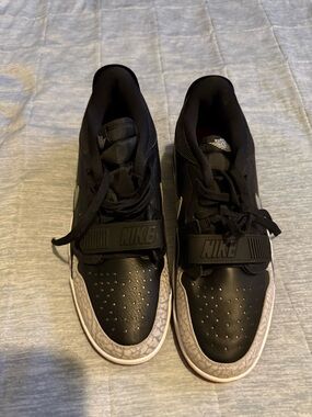 Nike Black Low-Top Sneakers with Light Gray Trim